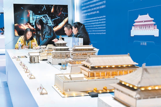 2025中关村论坛年会新闻中心设置非遗体验区，展示北京中轴线的文化魅力。