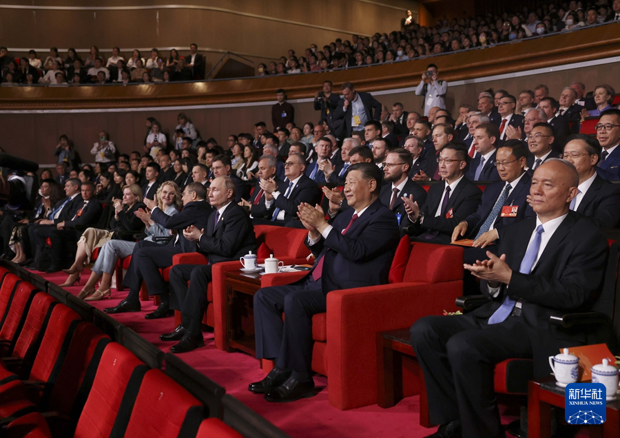 5月16日下午，国家主席习近平和俄罗斯总统普京在北京国家大剧院共同出席“中俄文化年”开幕式暨庆祝中俄建交75周年专场音乐会并致辞。这是两国元首共同欣赏由中俄两国艺术家联袂呈现的精彩文艺演出。