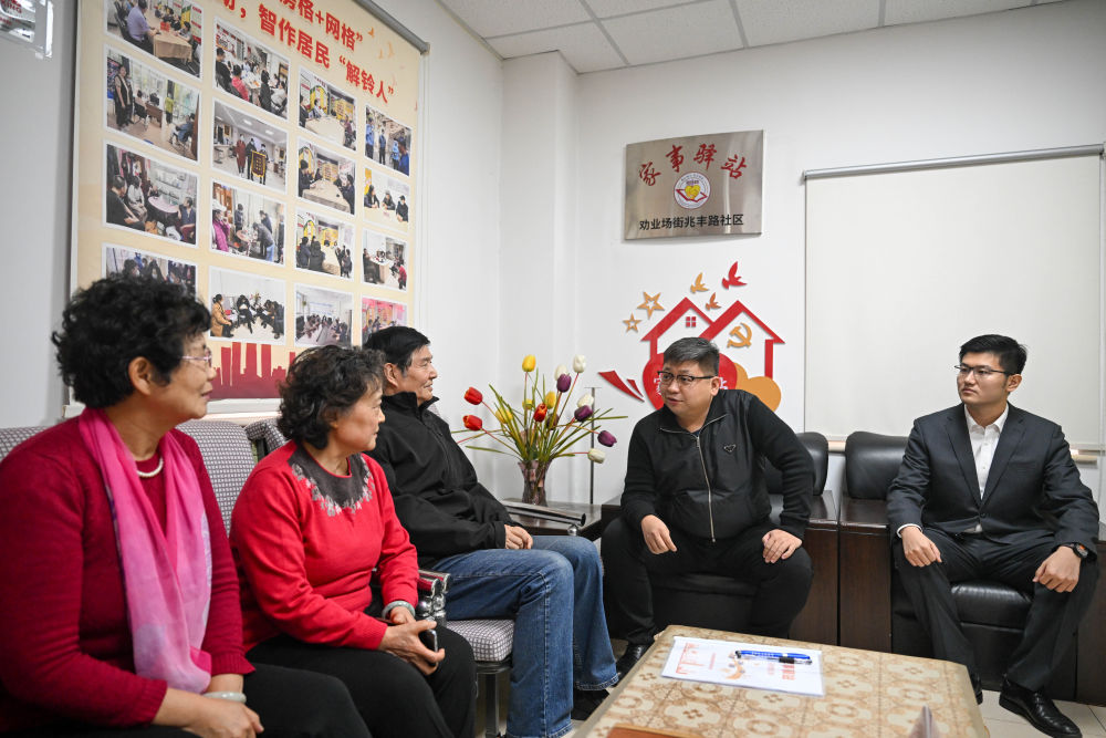 在天津市和平区劝业场街道兆丰路社区“家事驿站”，律师在为社区邻里协调员普及调解方法（2023年12月8日摄）。