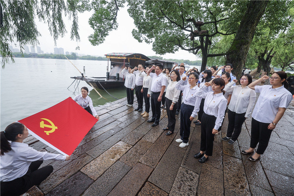 2024年6月28日，党员们在浙江嘉兴南湖红船旁重温入党誓词。
