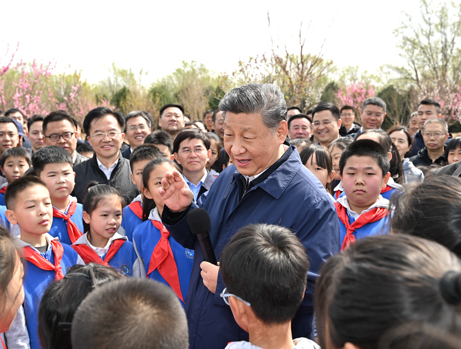 4月3日，党和国家领导人习近平、李强、赵乐际、王沪宁、蔡奇、丁薛祥、李希、韩正等来到北京市丰台区永定河畔参加首都义务植树活动。这是习近平同在场的干部群众、少先队员亲切交谈。