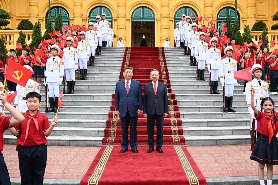 4月14日，中共中央总书记、国家主席习近平抵达河内对越南进行国事访问。当日下午，越共中央总书记苏林为习近平举行隆重欢迎仪式。这是习近平和苏林在欢迎仪式上合影。