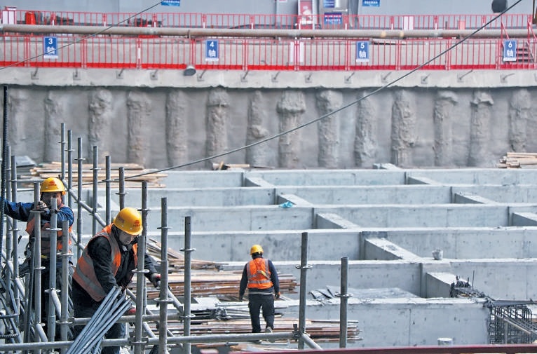 蓄水池施工完成,工人们拆除脚手架等施工部件。 蓄水池施工完成,工人们拆除脚手架等施工部件。